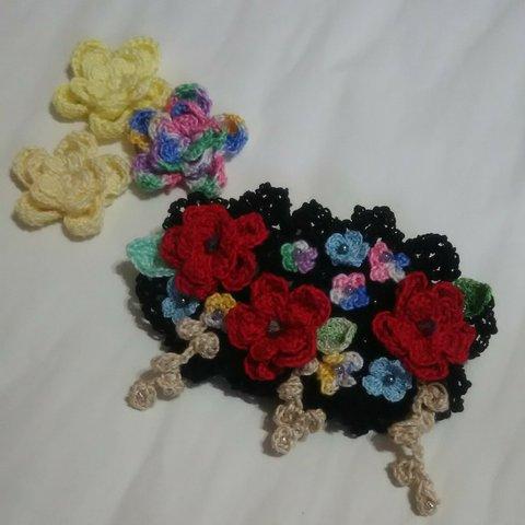 レース編みで作った小花のバレッタ（黒）