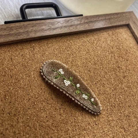 刺繍お花のヘアピン　ベロア素材　薄茶