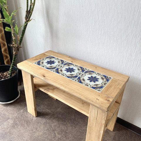 鮮やかなサファイアブルーのレトロ柄タイルカフェテーブル