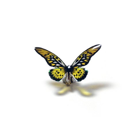 耳にとまる透ける蝶のイヤリング(ハート柄蝶-黄)