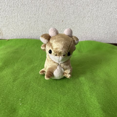 プチおすわりドラゴンのぬいぐるみ（ゴールド）