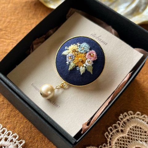 手刺繍の芸術を身にまとう。春の花々が輝く光のブローチ。