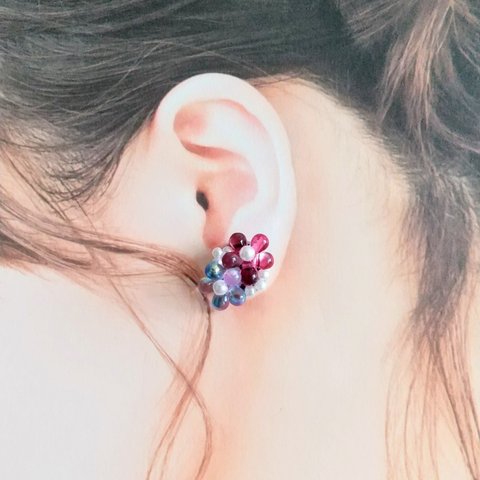 赤と青の花束のピアス