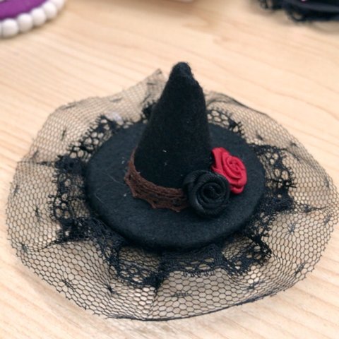 送料込み 黒ゴスロリ系レース薔薇が可愛い後ろが選べるミニ魔女ハット ハロウィンコスプレに