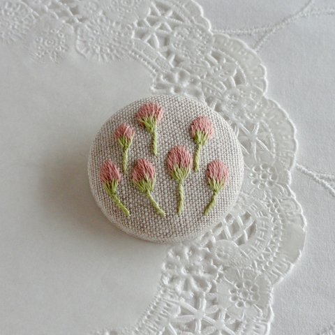 手刺繍　野の花模様のマカロンブローチ＜ローズ＞