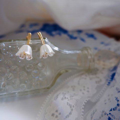 韓国ファッション 　白いお花のイヤリング　ノンホール　アクセサリー　-8001
