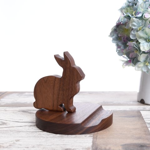 ウサギの木製スマホスタンド