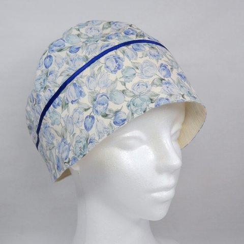 花柄の医療用帽子　かわいいケア帽子　青いチューリップのおしゃれな花柄生地　アピアランスケア　お洗濯可　綿クレープの裏地つき　コットン100％　医療従事者への感謝を表すブルー