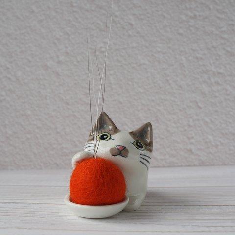 オリジナル陶器猫「ねこのひげ枕」招き猫タイプ   茶サバ　ブチ　丸目