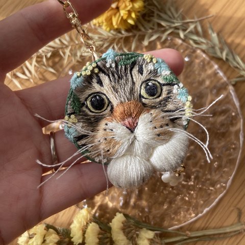 ぷっくり猫ちゃん　キジトラ　お花畑　刺繍ブローチ　キーホルダー