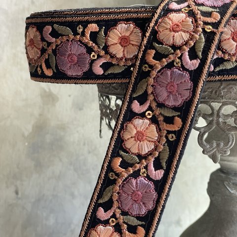 [実物のお色味と違う場合があります] インド刺繍リボン　花　インド刺繍　スパンコール　刺繍リボン　リボン　りぼん　※10月8日よりゆうパケットにて発送