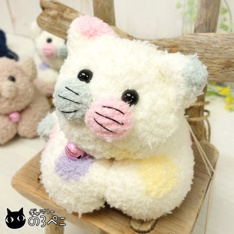 ふわころ香箱座りねこちゃんぬいぐるみ～ピンク色鈴のカラフル水玉猫ちゃん　bc866-1