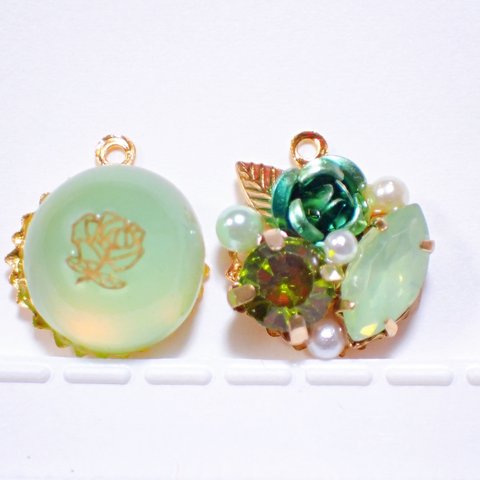 新緑色のアシンメトリーピアス イヤリング レジン 緑色 薔薇 パール ビジュー 小ぶり 