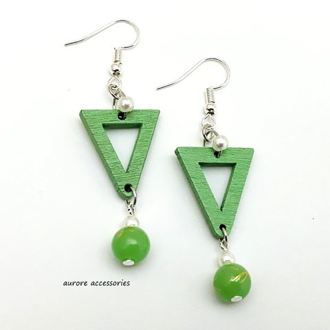 triangle pierced earrings　グリーン　トライアングル　三角　揺れる　大ぶり　ウッドビーズ　