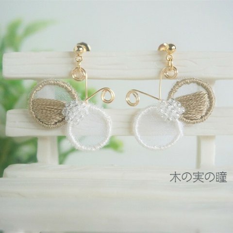 刺繍ピアス「ちょう（ベージュ）」