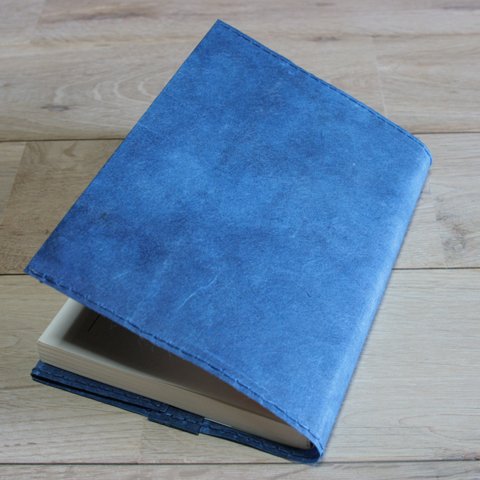  ロウ引き和紙のブックカバー（藍染）
