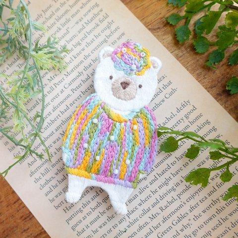 動物刺繍ブローチ＊レインボーセーターのクマちゃん