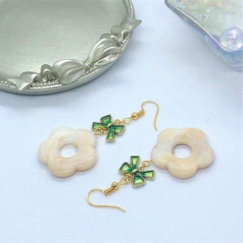 オトナのシンプルホワイト花ピアス/イヤリング