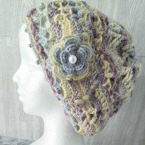 ウール・ニット帽（水色、クリーム色、小豆色等の段染め）ベレー帽・パイン編み、透かし編み、花モチーフ