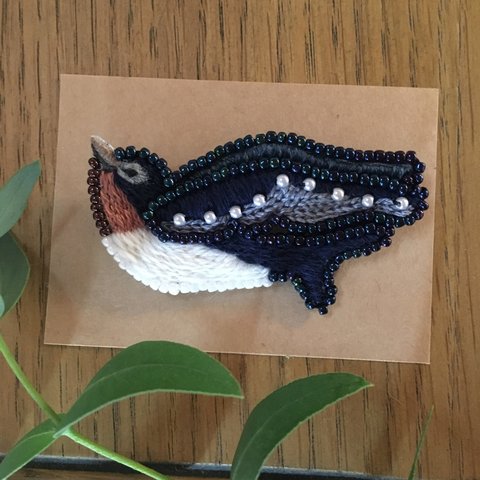 絵本作家の刺繍ブローチ クローバー畑からのツバメ