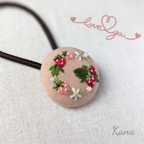 苺リースの刺繍ヘアゴム          ヘアアクセサリー 刺繍 いちご ピンク