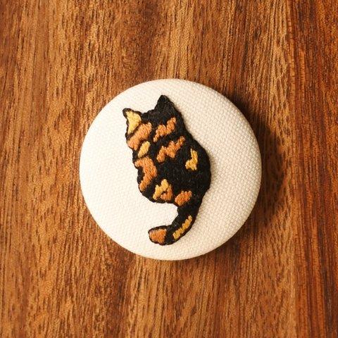 サビ猫さんの後ろ姿の刺繍くるみボタンマグネット