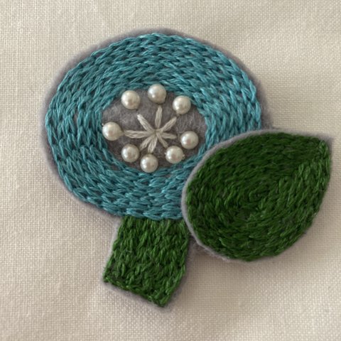 北欧風まあるいお花の刺繍ブローチ（ブルー）