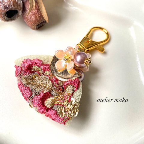華やかピンクフラワーのインド刺繍リボン×パウダーピンクの小花×パールのバッグチャーム/キーホルダー
