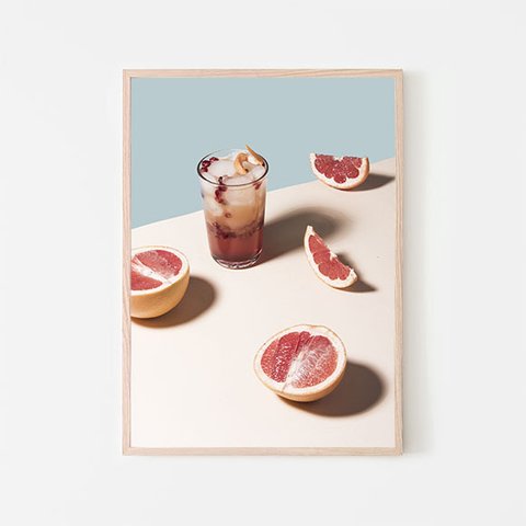ピンクグレープフルーツのフレッシュカクテルジュース / ポスター 写真 ミニマル ドリンク スライス 果物 アートプリント