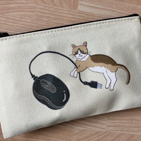 猫のラグドールとパソコンのマウスのポーチ