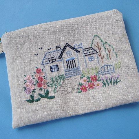 刺繍フラットポーチ　青い屋根の家と花のガーデン