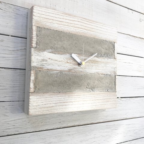 コンクリートと木材の掛け時計