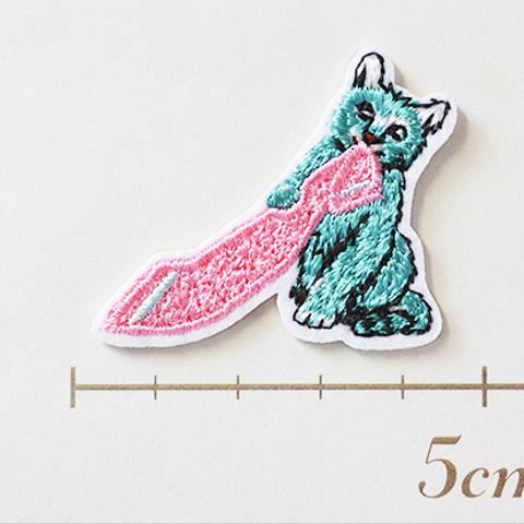 かわいい刺繍ワッペン　タオルとネコ　シール付き　ピンク×グリーン-D　アップリケ