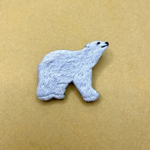 闊歩するシロクマの手刺繍ブローチ