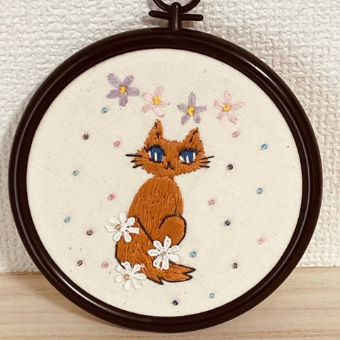 刺繍枠飾り　ピンクのお花で飾るねこ