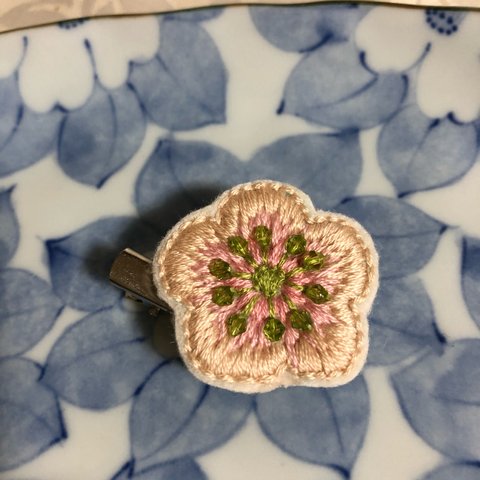 白梅の刺繍ブローチ