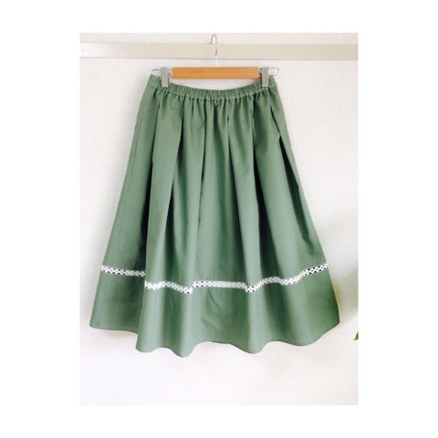 グリーンのギャザースカート