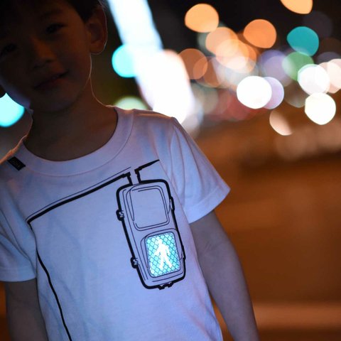 KIDS trafficlight Tシャツ　"青信号が光るTシャツ" 交通安全に役立つ！