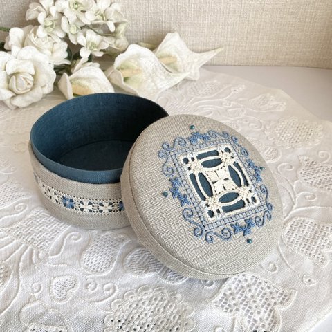 プントアンティーコ 刺繍 ラウンドボックス ブルー《カルトナージュ》