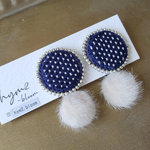 navyドット刺繍のファーボールピアス/イヤリング