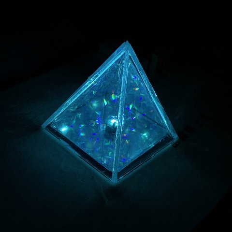 多面体ミラー万華鏡　ピラミッド多面体　内蔵LEDが非接触で光ります