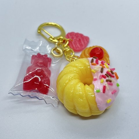 《受注生産》フレンチクルーラーとピンクカラーのお菓子キーホルダー💗フェイクスイーツ