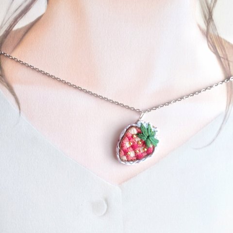 いちごの刺繍ペンダント