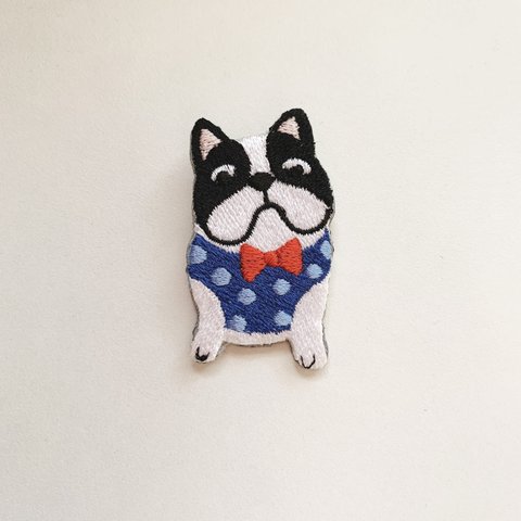 ダラダラするのが好きなブル 犬の刺繍バッジ ブローチ