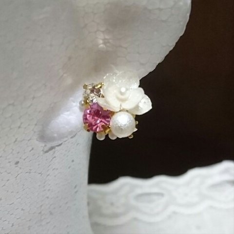 紫陽花とビジューのイヤリング(ホワイト&ピンク系)    ﾃﾞﾘｹｰﾄ ｼﾘｰｽﾞ
