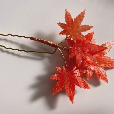 シンプルな紅葉のかんざし　Uピン簪　キラキラグラデーション色 金色の糸
