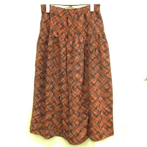 濃オレンジブラウンの大人ランダムチェック柄のロングスカート