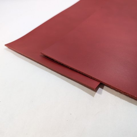 牛革　カラーヌメ　レッド　約30cm×20m(約6デシ)2枚組