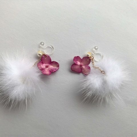 ピンクの紫陽花生花イヤリング、ファー付き(ホワイト)・送料無料