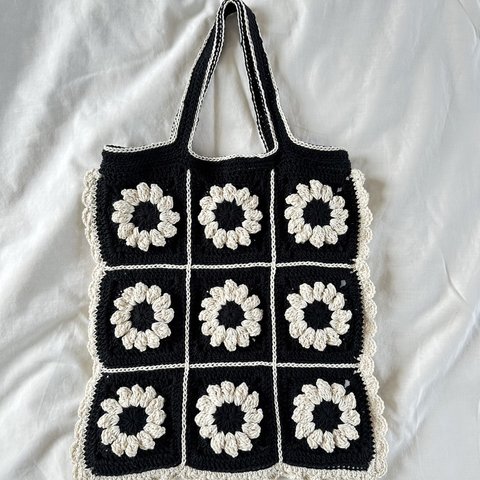 黒✖︎アイボリーのお花モチーフバック⚫️⚪️